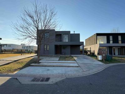 Casa 4 dormitorios en alquiler en Lagoon Pilar, Pilar