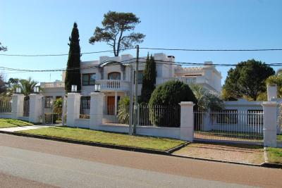 Casa 5 dormitorios en venta en Punta del Este, Punta del Este