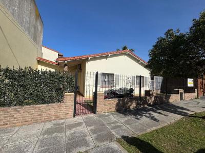 Casa 2 dormitorios en venta en Castelar, Moron