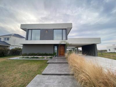 Casa 5 dormitorios en venta en San Sebastian, Escobar