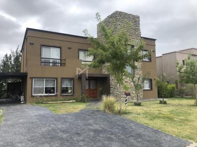 Casa 5 dormitorios en alquiler temporario en Villanueva, Tigre