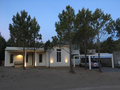 Casa 4 dormitorios en alquiler temporario en Costa Esmeralda
