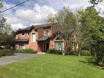 Casa 3 dormitorios en alquiler temporario en Highland Park CC, Pilar