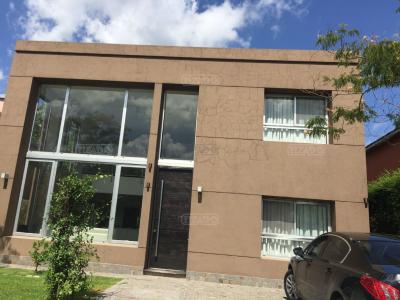 Casa 5 dormitorios en venta en Banco Provincia, Moreno