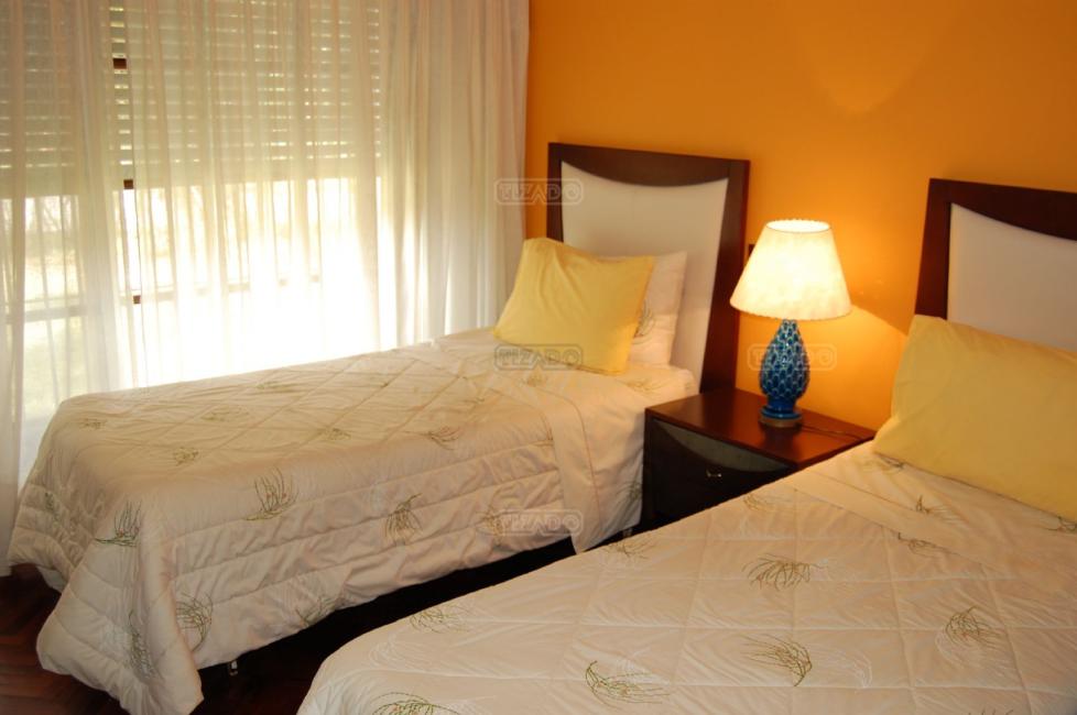 Casa 4 dormitorios en venta en Punta del Este, Punta del Este