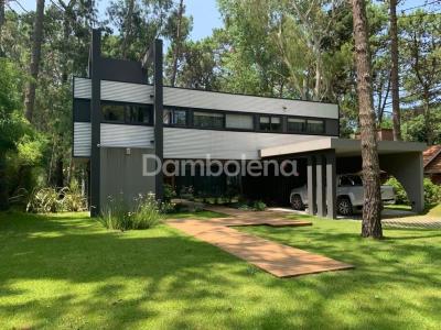 Casa 5 dormitorios en venta en Carilo