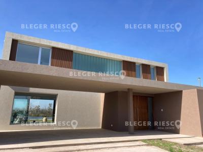 Casa 4 dormitorios en venta en Puertos, Escobar