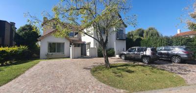 Casa 4 dormitorios en venta en Santa Maria de los Olivos, Malvinas Argentinas