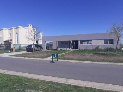 Casa 4 dormitorios en venta en San Sebastian, Escobar