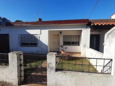 Casa 2 dormitorios en venta en Castelar, Moron