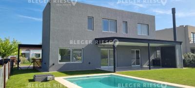 Casa 4 dormitorios en venta en Puertos, Escobar