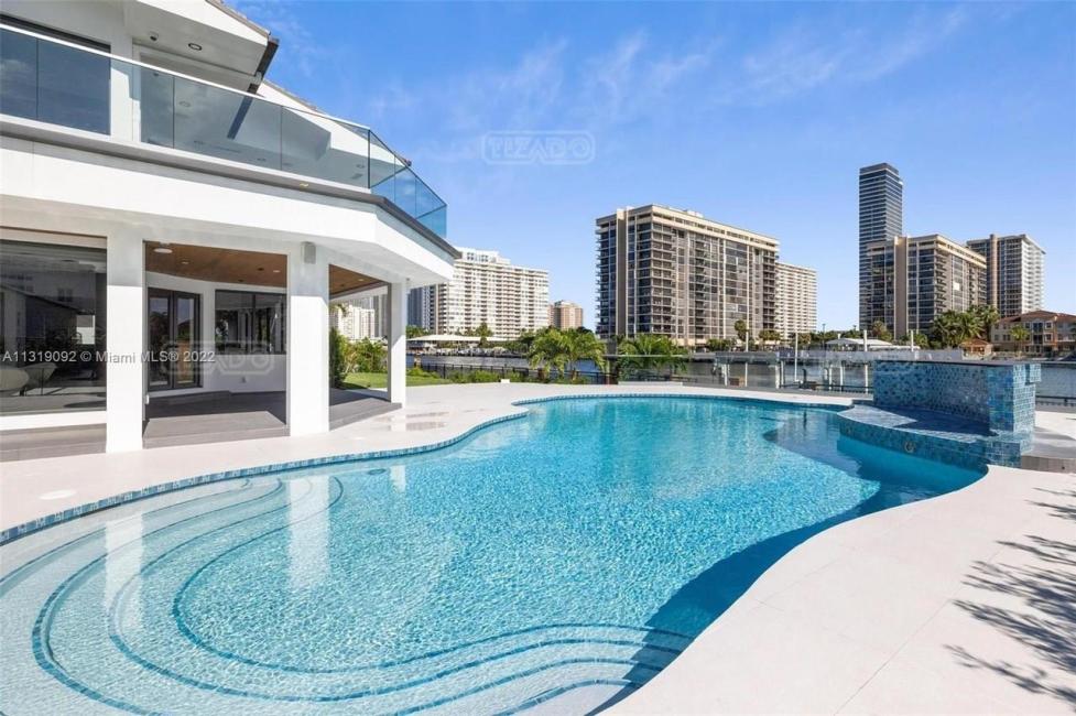 Casa 5 dormitorios en venta en Hallandale, Miami