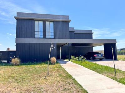 Casa 3 dormitorios en venta en San Sebastian, Escobar