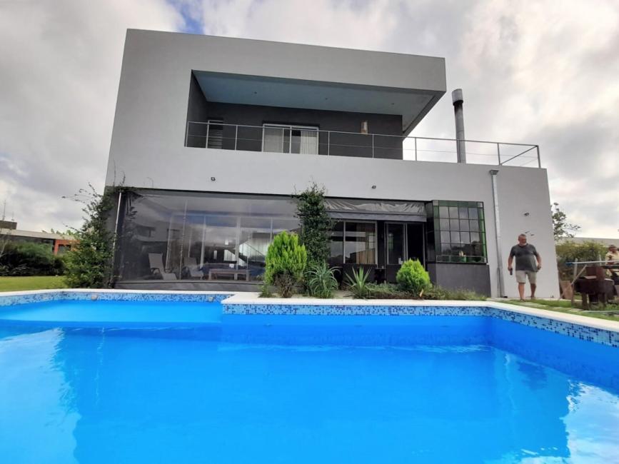 Casa 4 dormitorios en alquiler en El Canton, Escobar