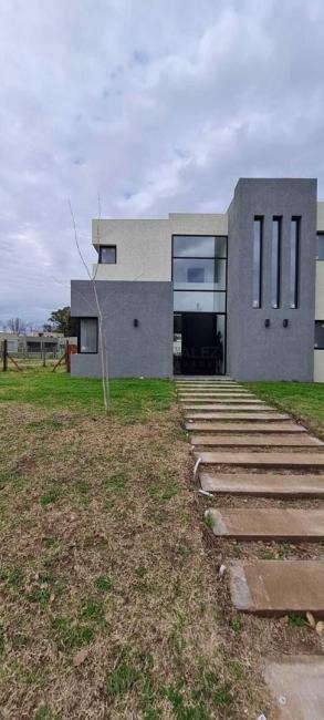 Casa 4 dormitorios en venta en San Sebastian, Escobar
