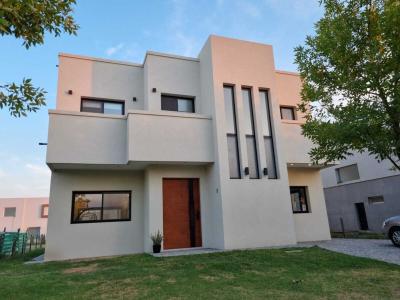 Casa 4 dormitorios en venta en Puertos, Escobar