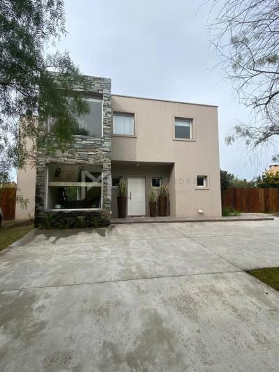 Casa 3 dormitorios en alquiler temporario en Santa Catalina, Lujan