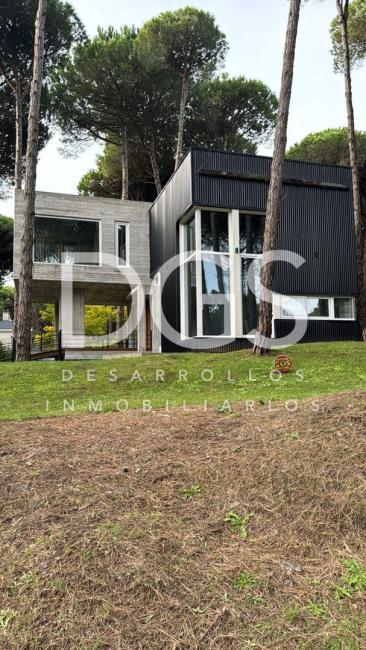 Casa 4 dormitorios en venta en Carilo