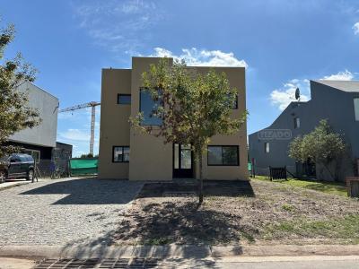 Casa 4 dormitorios en venta en Puertos, Escobar