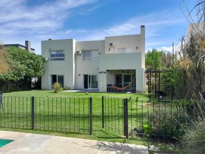 Casa 5 dormitorios en alquiler temporario en Santa Barbara, Tigre