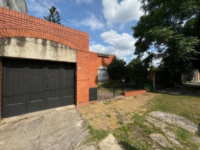 Casa 4 dormitorios en venta en Castelar, Moron