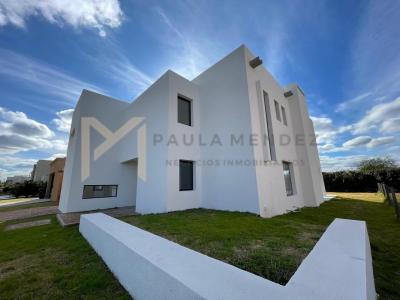 Casa 4 dormitorios en venta en Puertos, Escobar