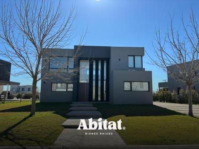 Casa 4 dormitorios en venta en Puertos, Escobar