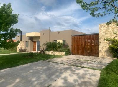 Casa 4 dormitorios en venta en El Canton, Escobar