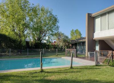 Casa 4 dormitorios en alquiler temporario en Santa Barbara, Tigre