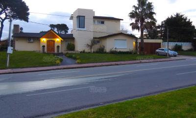 Casa 4 dormitorios en venta en Punta del Este, Punta del Este