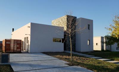 Casa 4 dormitorios en venta en El Canton, Escobar