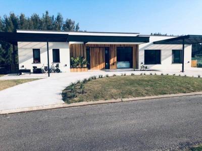 Casa 4 dormitorios en alquiler temporario en Fincas del Lago, Escobar