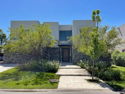 Casa 4 dormitorios en alquiler temporario en General Pacheco, Tigre