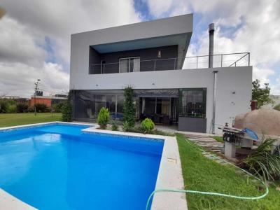 Casa 4 dormitorios en alquiler en El Canton, Escobar
