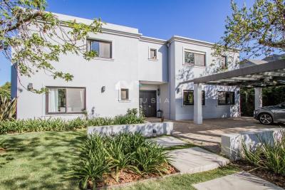 Casa 4 dormitorios en venta en Ayres De Pilar, Pilar
