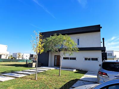 Casa 4 dormitorios en venta en Puertos, Escobar